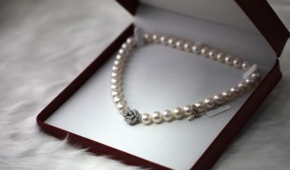 The Elegance of Pearl Jewelry: How to Style It