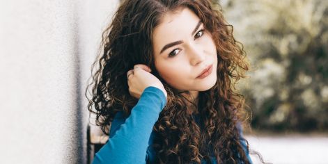 Here's What You Need To Know About Wolf Cut Curly Hair